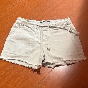 Stylish Beige Women's Shorts with Frayed Hem